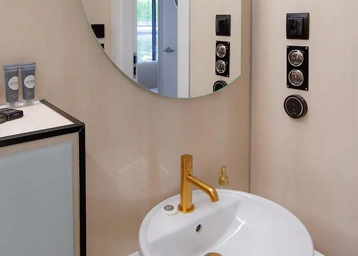 ספינת מלון Dom Na Wodzie Lamare Modern 14 *